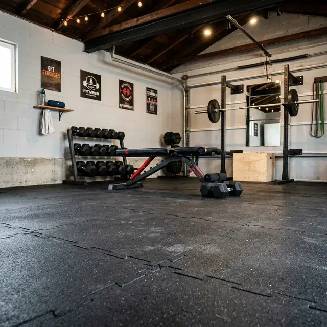 Imagen editorial: De garaje a gimnasio funcional con pisos de caucho