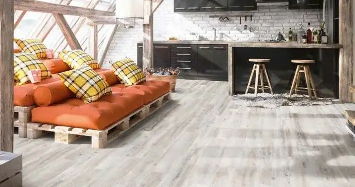 Piso orgánico en un ambiente interior por Pisos Bayern